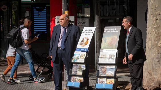 Los fieles destinan parte de su tiempo al ministerio público. Salen casa por casa, visitan cárceles y hospitales y se ubican en la calle para difundir la Biblia. | Foto: Ignacio Blanco / Los Andes