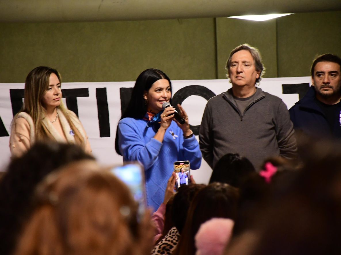 La intendenta de Santa Rosa, Flor Destéfanis, junto al presidente del PJ Mendoza, Emir Félix.