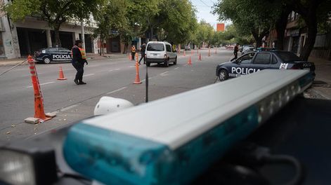 Los Andes | Uno de los tantos controles policiales en los primeros días del aislamiento por la pandemia, en el ingreso a la Ciudad de Mendoza. / Foto: Ignacio Blanco