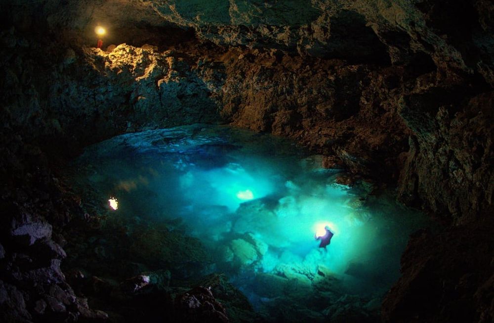 El primero de los cuatro lagos subterráneos de la cueva San Agustín, valle de Poti Malal, descubierto en 2002 por expedición argentino-croata. Esta y otras cuevas del valle son de gran importancia para la Hidrogeología kárstica. - Foto: