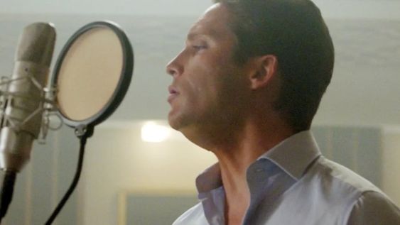 Diego Boneta en la piel de Luis Miguel en su etapa adulta (35 años). Fue precisamente en 2005 cuando sufrió un accidente que afectó de forma permanente su audición, y comenzó a alejarlo de los medios.