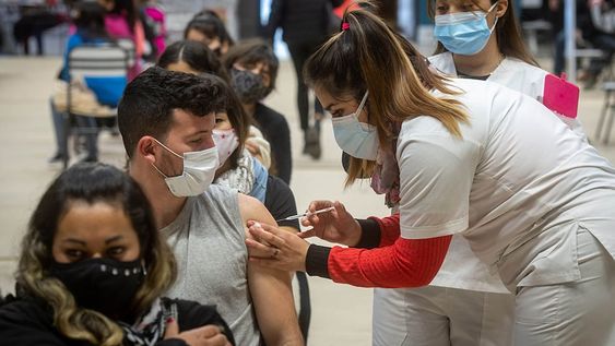 Ahora se espera poder aplicar las segundas dosis para completar el esquema. Sólo 16% de la población objetivo lo completó. Foto: Ignacio Blanco / Los Andes