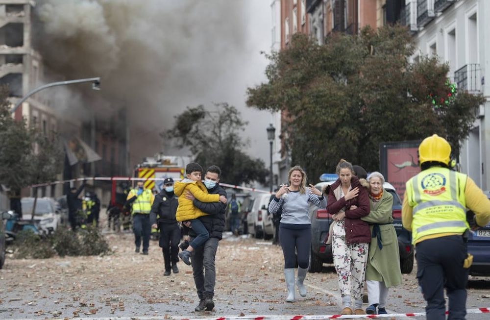 La explosión de un edificio en el centro de Madrid generó pánico entre los ciudadanos, sin embargo, muchos vecinos ayudaron a quitar escombros junto a Bomberos y la Policía.