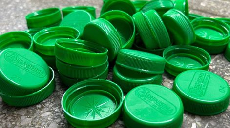 las tapas de las botellas de leche no las tires mas, son un tesoro en casa: dos formas utiles de aprovecharlas