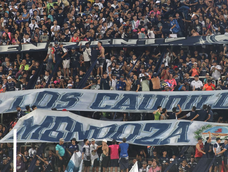 Los hinchas de Independiente Rivadavia se preparan para un día que mañana será inolvidable para el deporte mendocino. Los hinchas de Independiente Rivadavia se preparan para un día que mañana será inolvidable para el deporte mendocino.