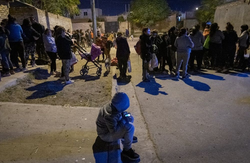 Fila en el comedor Horneritos, a principios de junio cuando debieron pedir ayuda a la Policía para que ordenara las cinco cuadras de fila para buscar comida. | Foto: Los Andes