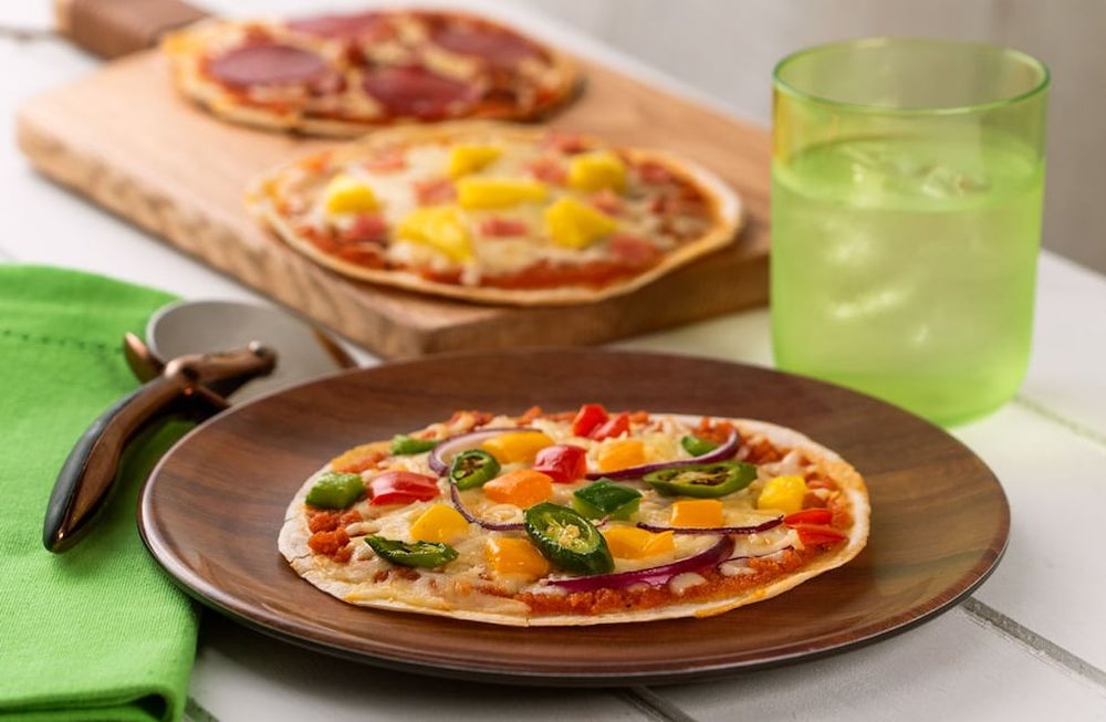 Así podés armar una pizza con tortilla a base de harina.