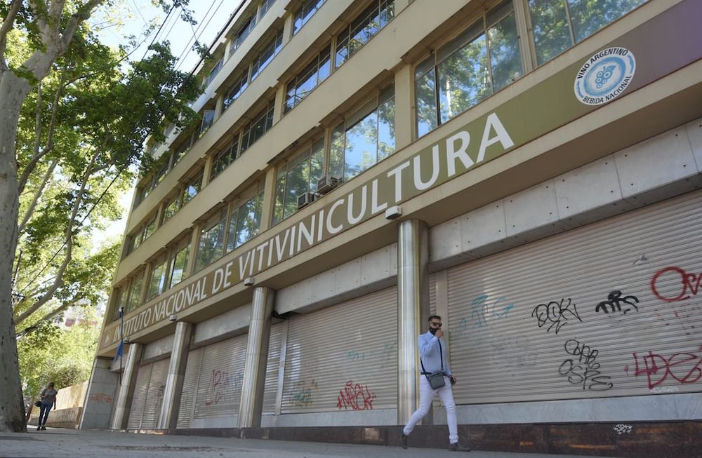Frente del edificio del INV Instituto Nacional de Vitivinicultura ubicado en Av. San Martin de Ciudad