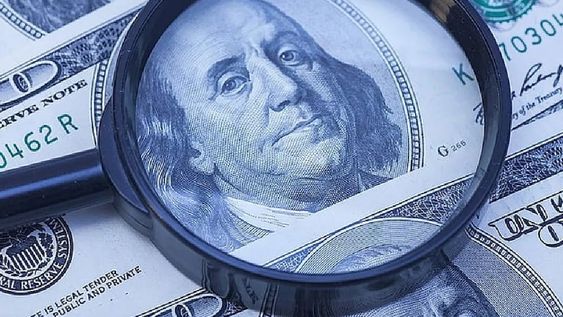 El mercado cambiario en la provincia de Mendoza ha experimentado una leve reducción en la brecha entre el dólar oficial y el dólar paralelo al cierre de la jornada del martes 30 de mayo. (Imagen ilustrativa / Web)