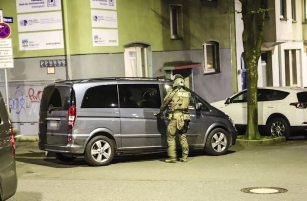 Un agente de policía alemán es fotografiado durante una redada el miércoles en Renania del Norte-Westfalia, Hagen. (Crédito: Alex Talash/Picture Alliance/dpa/AP)