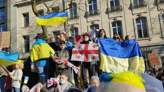 Estas manifestaciones pacíficas se duplican en todo el mundo, desde Argentina hasta Georgia pasando por Italia.