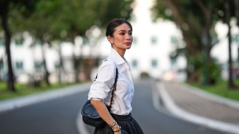 Las camisas básicas y los tops lisos están pasando de moda: una blusa está causando sensación, la nueva tendencia para el otoño de 2026
