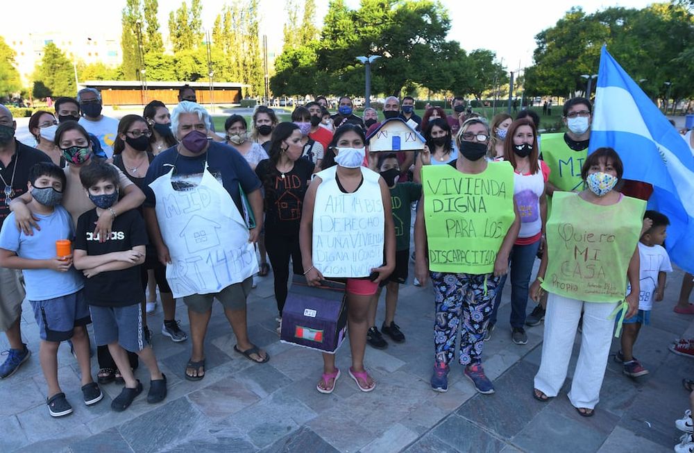 Durante días los manifestantes se turnaron para visibilizar el pedido. La municipalidad los desalojó por orden judicial. Foto: José Gutiérrez / Los Andes