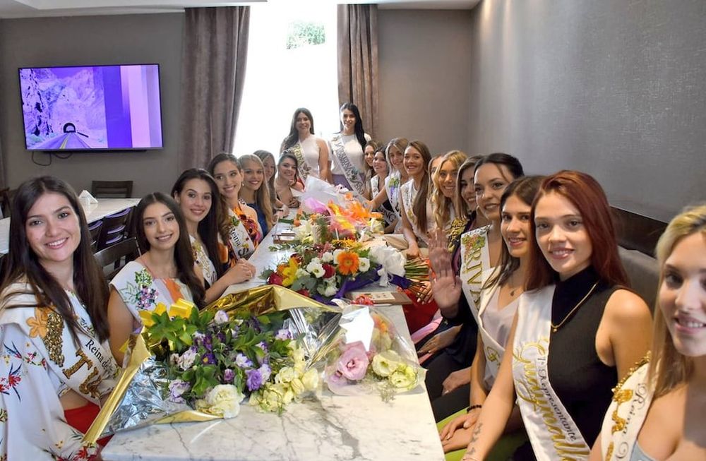 La candidatas a Reina Nacional comenzaron su convivencia en un hotel céntrico / Prensa Gobierno de Mendoza.
