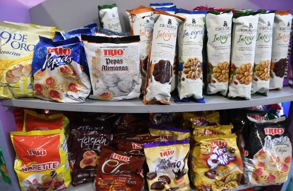 El jarabe de maíz de alta fructosa está presente en productos como yogures, gaseosas, jugos azucarados, aguas saborizadas, panes tipo lactal o de hamburguesas y galletitas dulces y de agua.