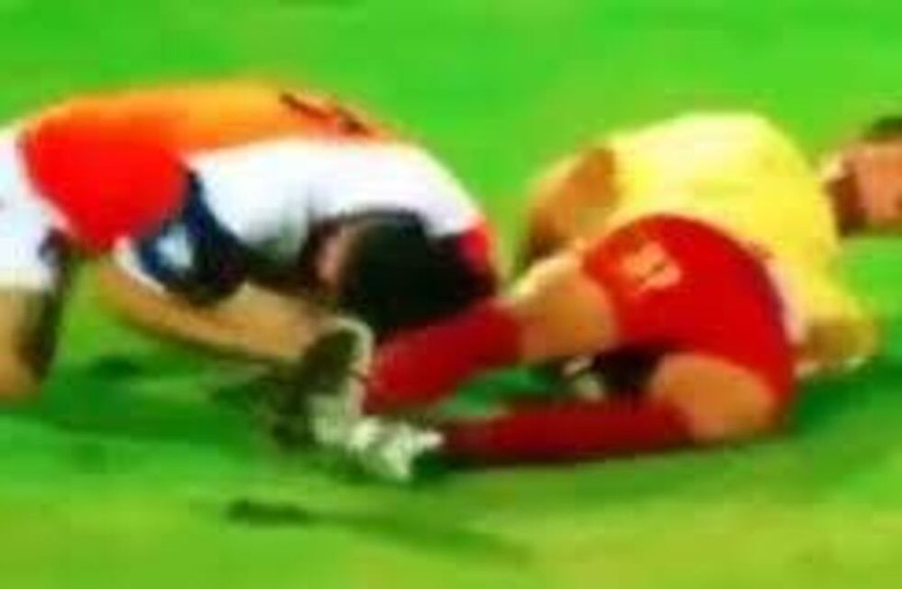 Enfurecido, un futbolista reaccionó porque un rival le manoseó la cola
