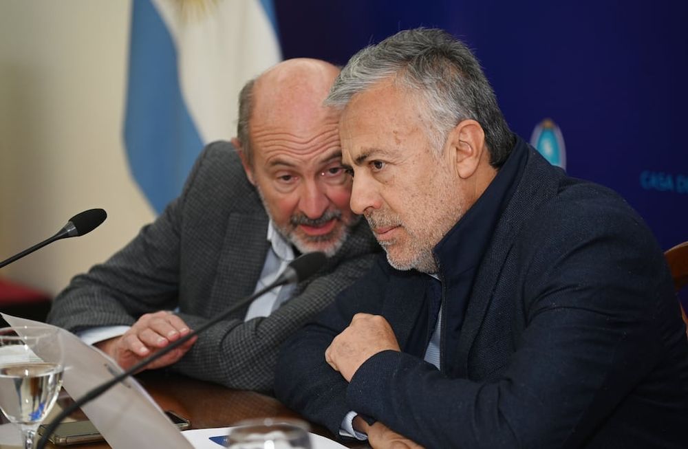 El ministro de Producción, Rodolfo Vargas Arizu le realiza un comentario al Gobernador Alfredo Cornejo, momentos antes de la presentación en Casa de Gobierno.