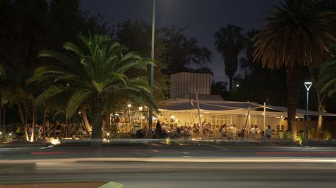 El proyecto no se limitó a lo edilicio, sino que incluyó una propuesta de paisajismo y áreas verdes que conversan con el cercano rosedal.