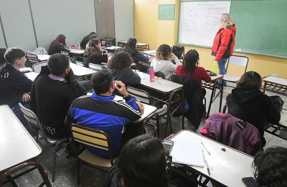 Solo 11 de cada 100 estudiantes terminan la  escuela secundaria en Mendoza.Alumnos de 5to año de la escuela Normal Tomás Godoy Cruz de CiudadFoto: José Gutierrez / Los Andes