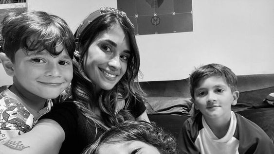 Antonela Roccuzzo y una foto de sus hijos haciendo fiaca antes de ir a la escuela Antonela Roccuzzo y una foto de sus hijos haciendo fiaca antes de ir a la escuela