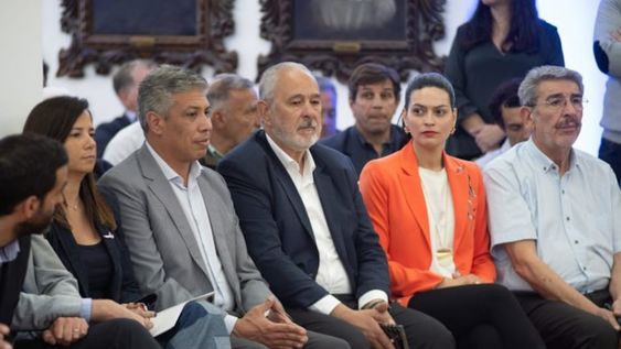 Gustavo Aguilera (Tupungato) y Alejandro Morillas (San Carlos). Flor Destéfanis (Santa Rosa) y Ricardo Mansur (Rivadavia) ubicados a la derecha de la imagen destinan un alto porcentaje de fondos a los HCD. Foto: Prensa Gobierno de Mendoza.