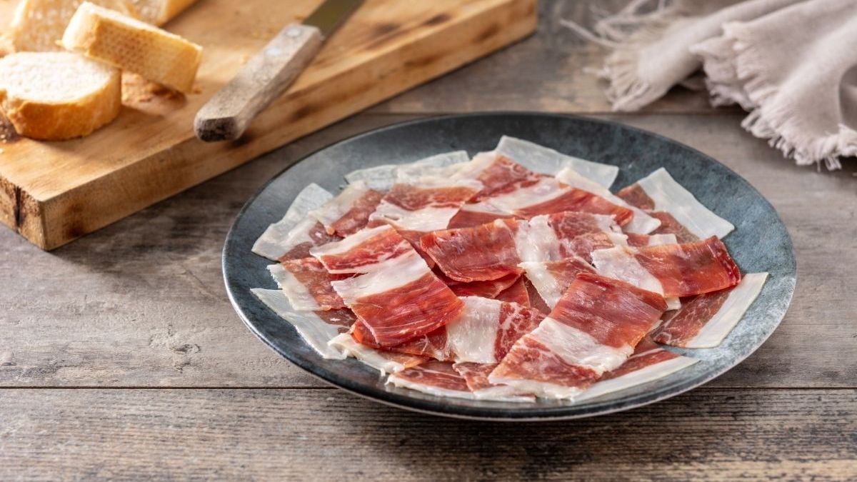 ¿Es seguro comer la parte blanca del jamón crudo? Expertos debaten los riesgos y beneficios