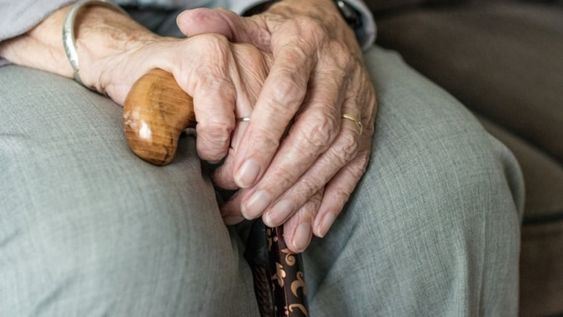 Un nuevo informe de la Universidad Católica Argentina (UCA) advirtió sobre la crítica situación que atraviesan los adultos mayores en Argentina. La entidad dio cuenta de que 1 de cada 4 personas mayores se encuentra en situación de pobreza multidimensional.