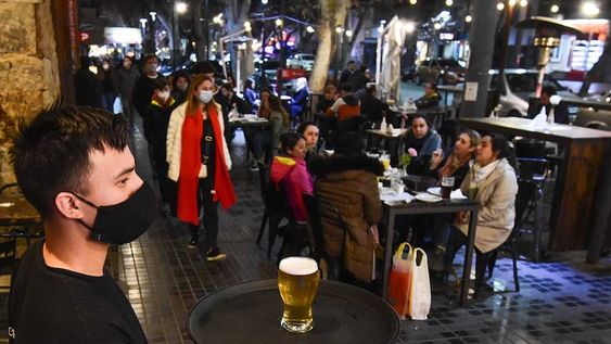 Jóvenes turistas de Buenos Aires, disfrutando sus vacaciones en Mendoza. El Gobierno extendió el horario de circulación. Mariana Villa / Los Andes