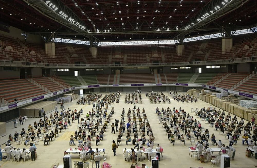 Unos 500 docentes por turno están siendo vacunados en este momento en el Estadio Cubierto Aconcagua Arena, en el parque San Martín. | Foto: Orlando Pelichotti.