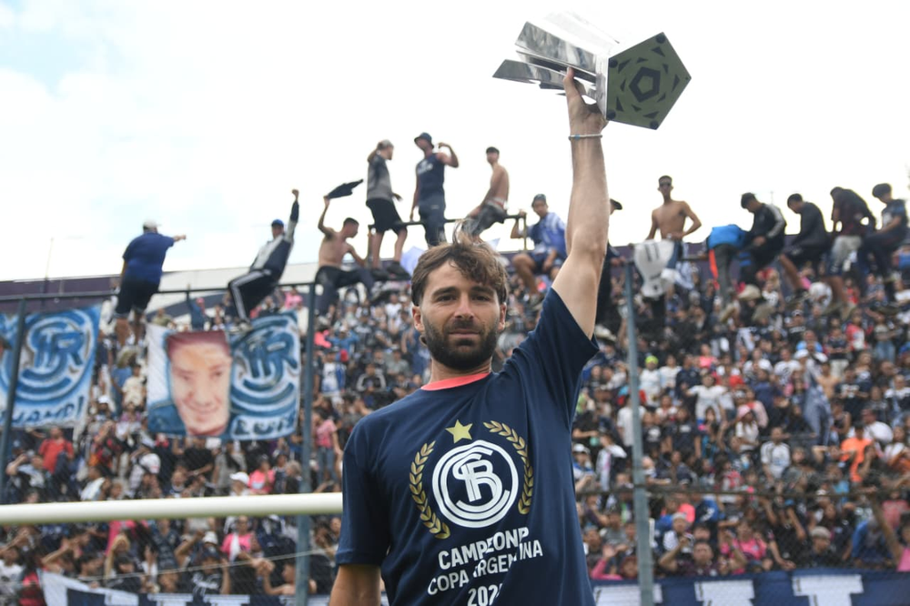 Met de beker in de hand bleef Diego volhouden dat hij was waar hij altijd al wilde zijn: Independiente.