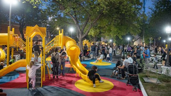 Ulpiano Suarez inauguró la renovada plazoleta Juan Gualberto Godoy junto a los vecinos de la zona