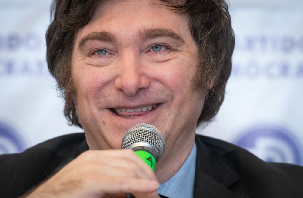 Un comodorense diseñó un billete con la cara de Javier Milei y el diputado lo recibió sorprendido
