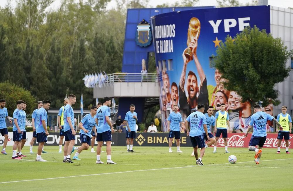 Foto del entrenamiento de la selección argentina en el predio de Ezeiza antes del amistoso con Panamá. (Gentileza Clarín)