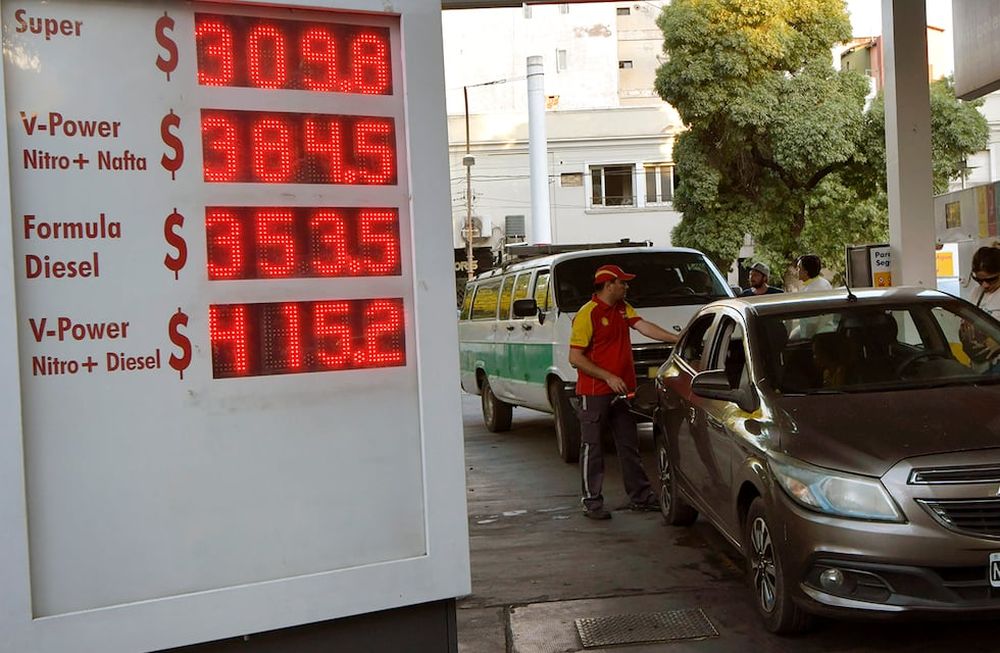 El acuerdo de precios entre el Gobierno nacional y las petroleras vence esta noche y no se ha anunciado una renovación de la medida de control de los aumentos. Foto: Orlando Pelichotti / Los Andes