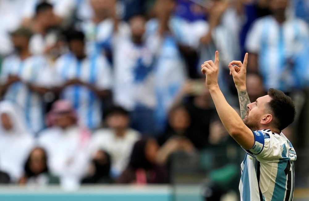 Messi celebra con el cielo uno de sus goles mundialistas, como invocando al Diego. Ambos, únicos e irrepetibles.