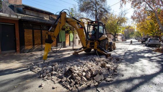 Continúan las obras viales en arterias de la Ciudad de Mendoza