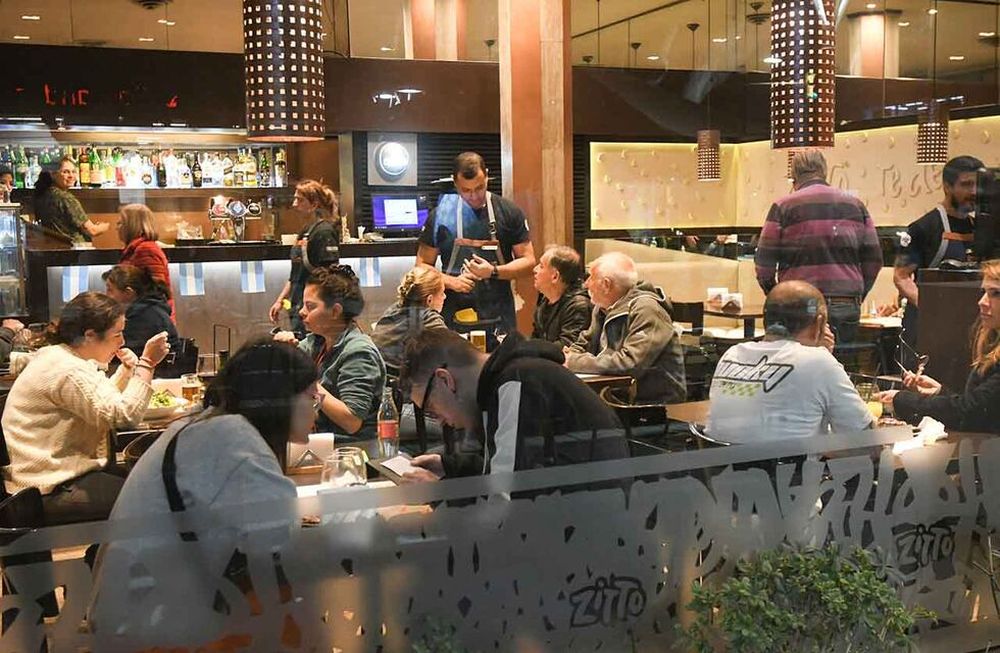 Entre junio de 2022 y el mismo mes de 2023, el sector de Servicios de alojamiento y servicios de comida tuvo un incremento del 14% en el número de empresas con trabajadores formales. Foto: José Gutierrez / Los Andes