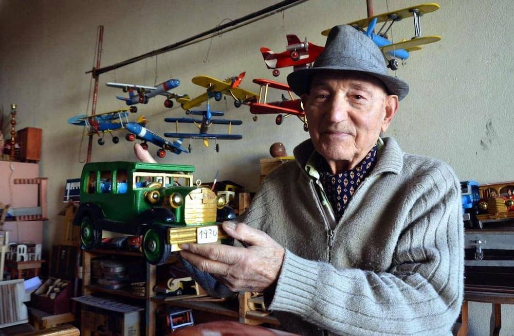 Artesano juguetero en San Martín: don Armando, cultor de un oficio que se extingue