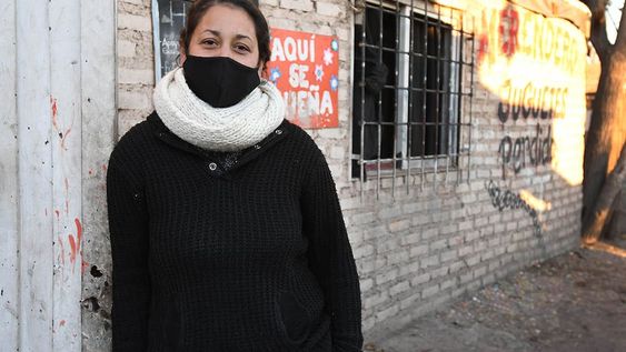 La mujer, junto a otras voluntarias, abrió un merendero en su barrio, actividad que le permite conocer los problemas de cada niño que concurre allí. Foto: José Gutiérrez