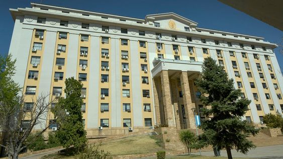 El Gobierno decidió ampliar el financiamiento al que pueden acceder los estatales a través de códigos de descuento. En 2018, el 40% de los trabajadores del Estado tenían problemas por el alto nivel de endeudamiento por esta vía. Foto: Orlando Pelichotti / Los Andes