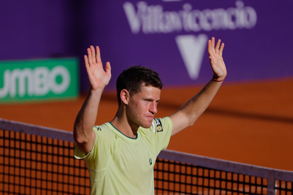 El tenista argentino Diego Schwartzman se despide al final de un partido contra el español Pedro Martínez, durante un partido del Argentina Open en Buenos Aires (Argentina). EFE/ Juan Ignacio Roncoroni