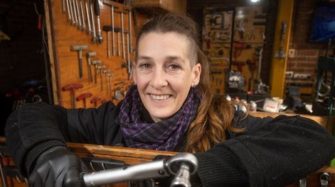Los Andes | Viviana Schwarz comenzó trabajando como empleada de limpieza en el taller de motos Ciclo Service Motos y, con el tiempo, aprendió su gran pasión: la mecánica, Hoy es la auxiliar del encargado del taller. Foto: Ignacio Blanco / Los Andes.