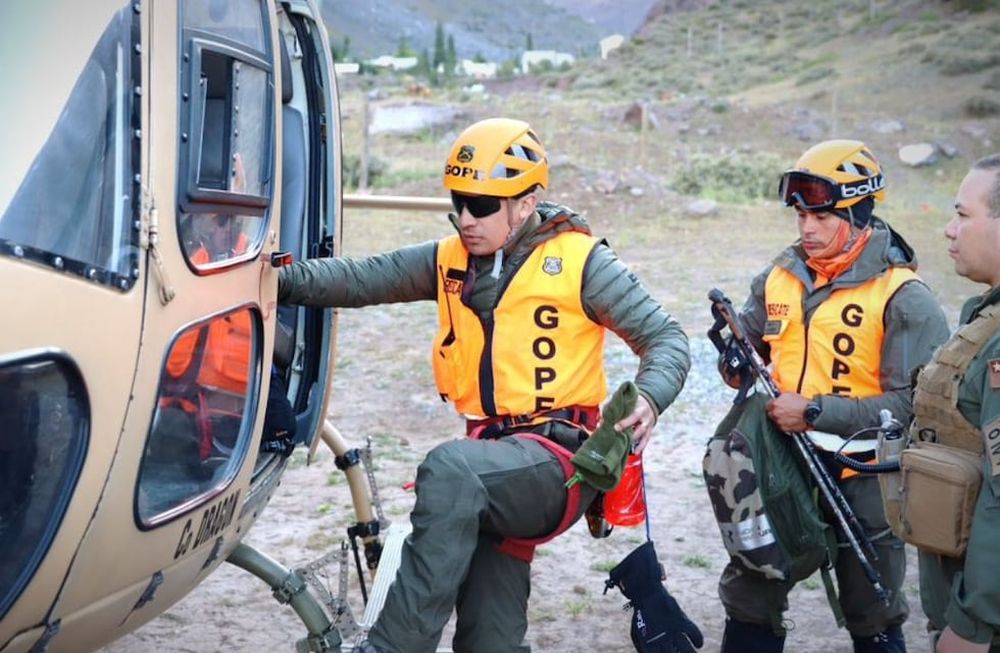 Esta mañana comenzó el operativo para bajar los cuerpos de los argentinos y culminó a primeras horas de la tarde. Foto: Carabineros de Chile