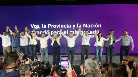 Tras festejar juntos en el búnker del oficialismo, dirigentes de La Libertad Avanza y de Cambia Mendoza salieron a atribuirse la victoria. Foto: Daniel Caballero.