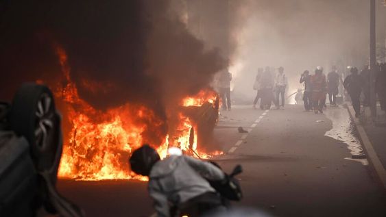 Un incendio arde en medio de una calle durante los enfrentamientos entre manifestantes y la policía antidisturbios francesa luego de una marcha en memoria de Nahel, de 17 años, quien fue asesinado por la policía francesa en Nanterre, cerca de París, Francia. Foto: EFE/EPA/YOAN VALAT