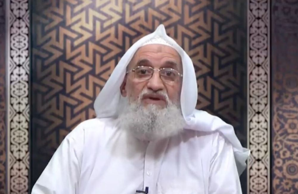 Se lo puede ver al Dr. Ayman al Zawahiri hablando sobre la retirada de EE.UU. de Afganistán, lo que no nombra es la victoria de los talibanes. Sugiere que el video no sería actual.