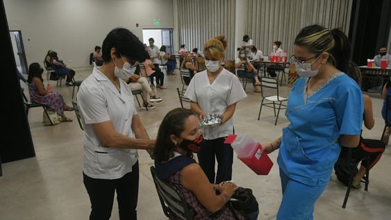 En el Estadio Aconcagua Arena comenzó la vacunación para docentes, como parte de la campaña para combatir la pandemia de Covid-19. El Ministerio de Salud local inoculará a las maestras con la vacuna Synopharm. | Foto: Ignacio Blanco