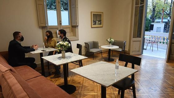 En la casa ubicada en Av. Emilio Civit funciona el café que es administrado por la empresa Broda, de la familia Barbera y a cargo del artista Jonás Fernández Muñoz. / Foto: José Gutiérrez