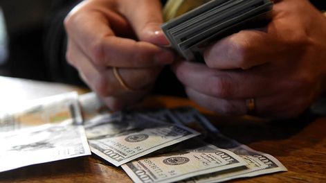 La cotización del dólar blue se acerca al nivel de los días previos a las PASO