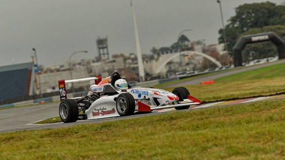 El pampeano ganó la primera carera de la Fórmula Renault 2.0